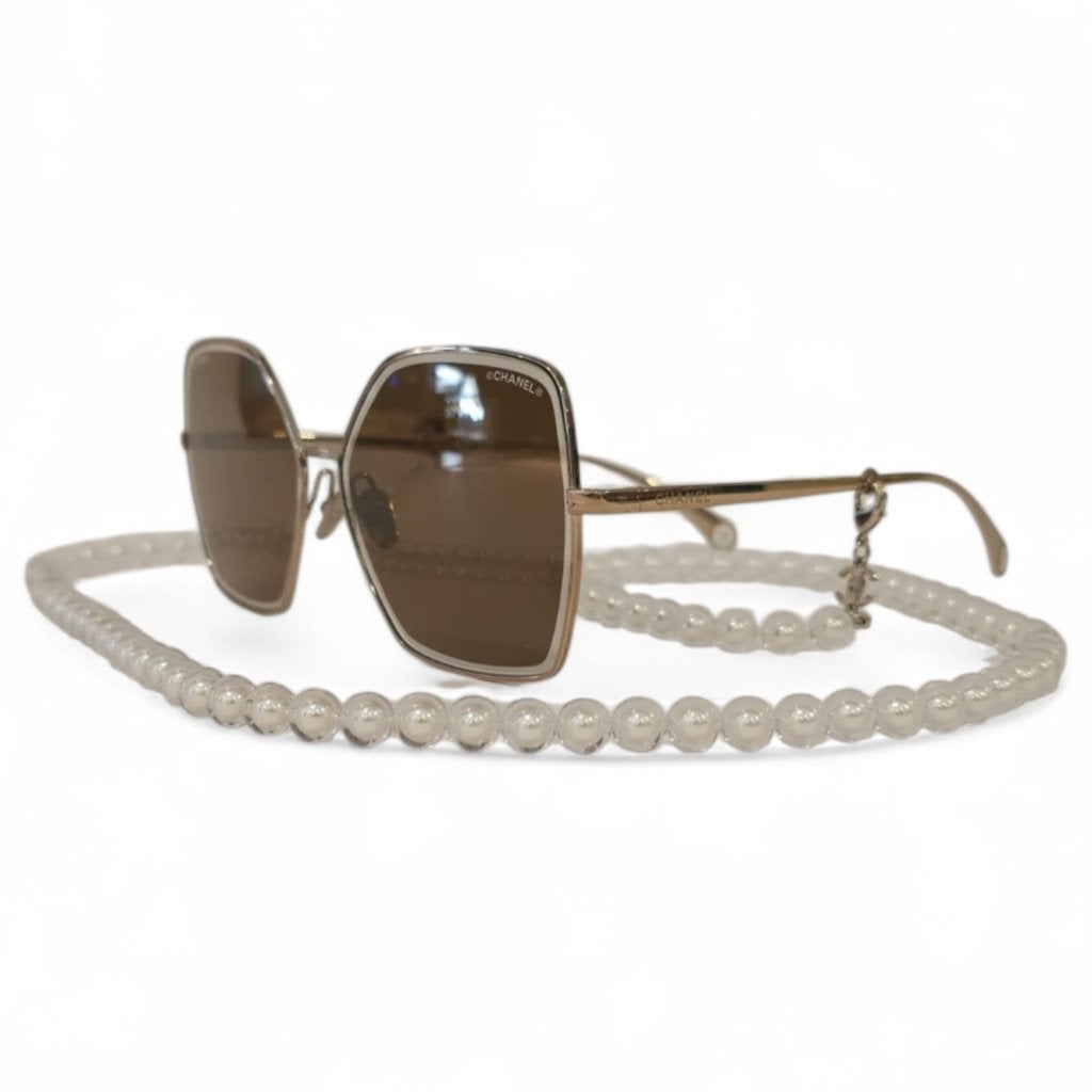 CHANEL Butterfly Pearl Chain Zonnebril 4262, Chanel, Gebruikt, Support@chanel.com, 31 Rue Cambon, 75001 Paris
France