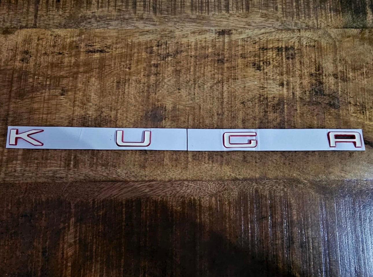 Kuga MK3 achterklep embleem wit/rood, Verzenden