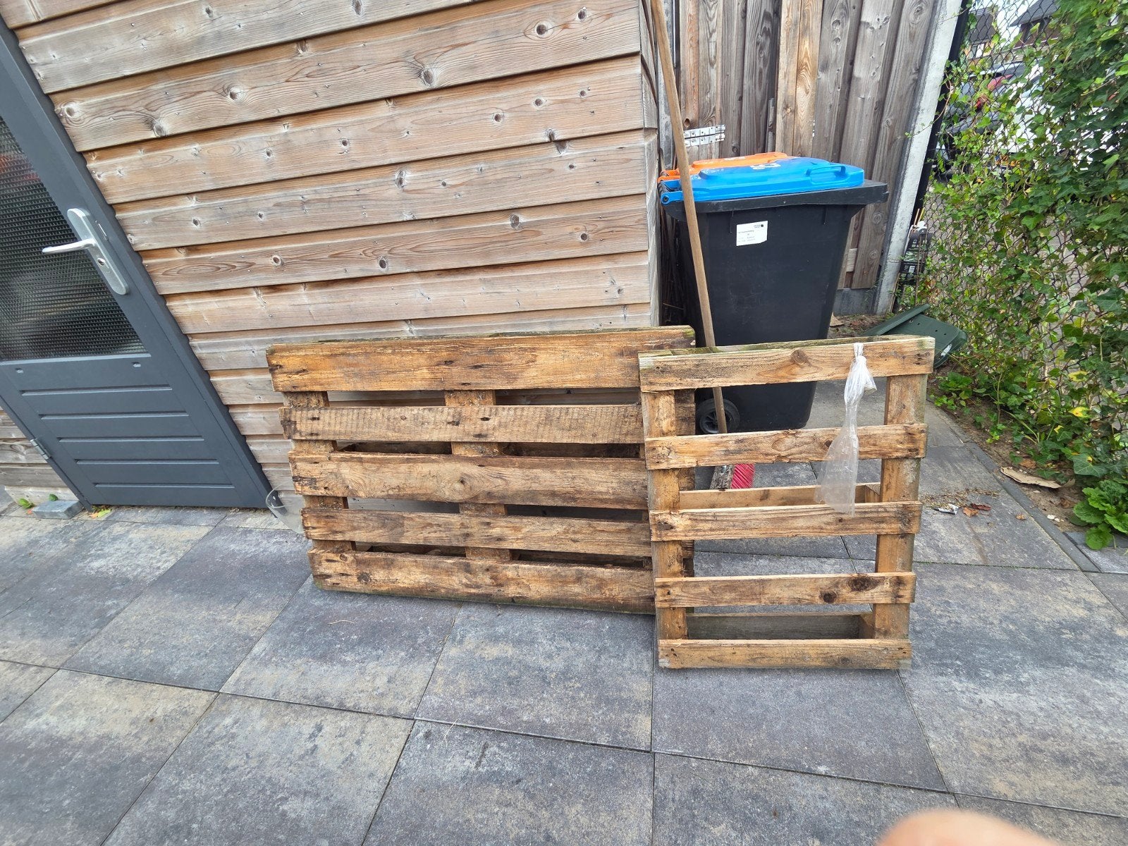 Gratis: 2 pallets (kleine en europallet), Doe-het-zelf en Verbouw, Ophalen, Gebruikt, Pallet, Minder dan 200 cm