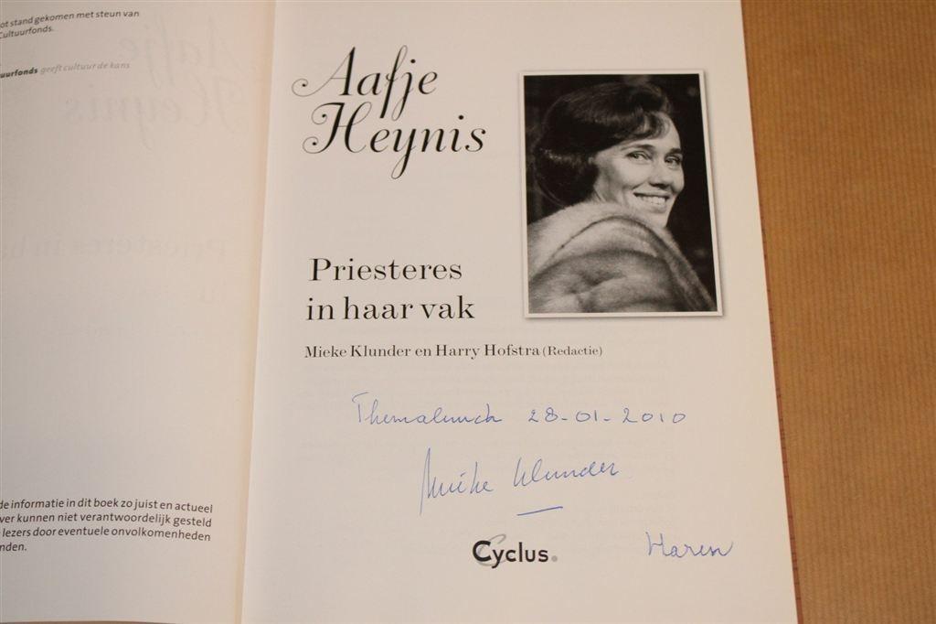 Aafje Heynis — Priesteres in haar Vak — Incl. CD, Ophalen of Verzenden, Zo goed als nieuw, Artiest