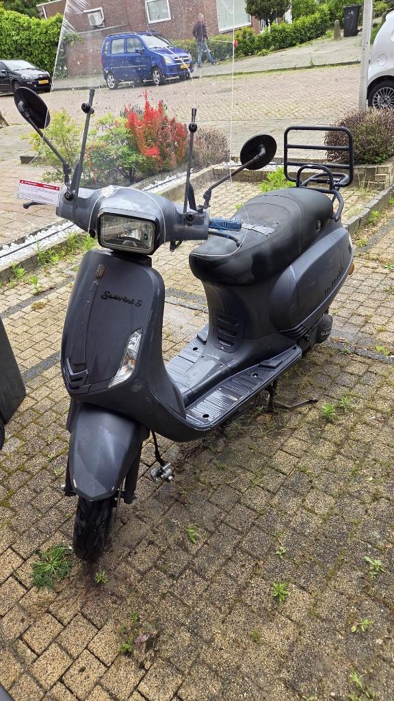 Scooter 25km/h + 2 Helmets and chains, Fietsen en Brommers, Scooters | Overige merken, Gebruikt, Maximaal 25 km/u, Benzine, Ophalen