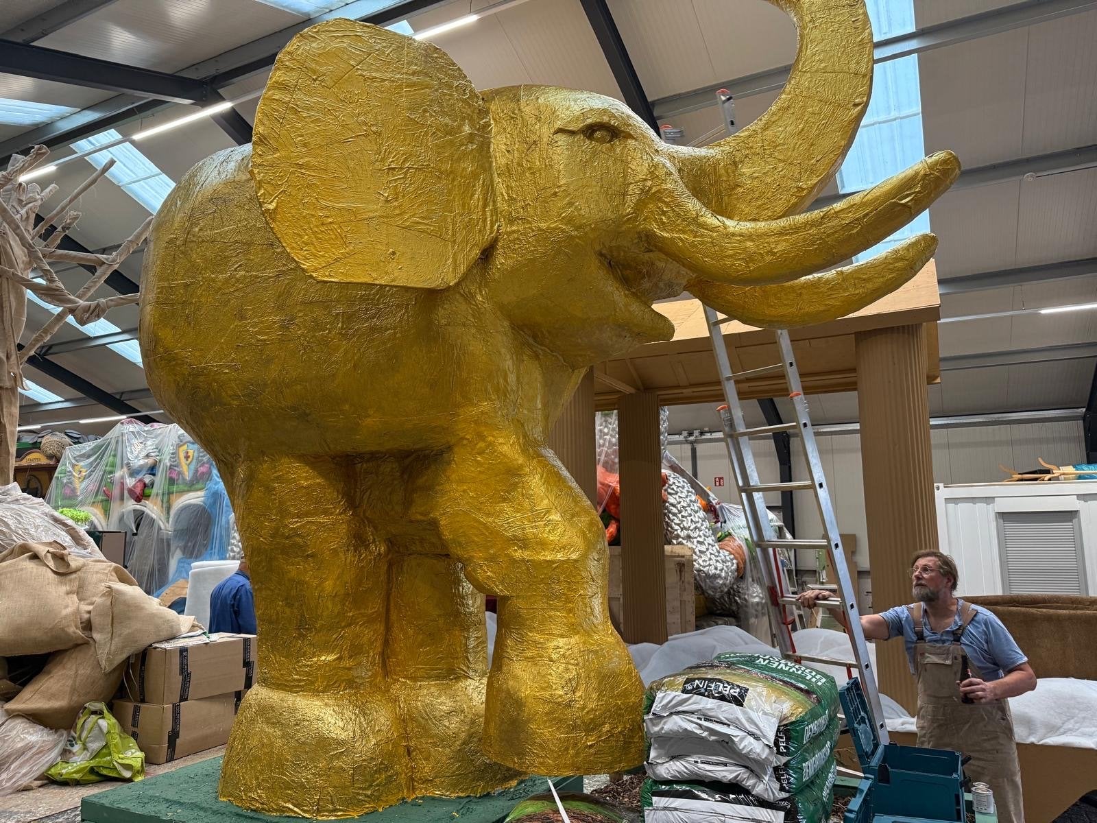Gouden olifant van piepschuim met stuc, Ophalen of Verzenden, Gebruikt