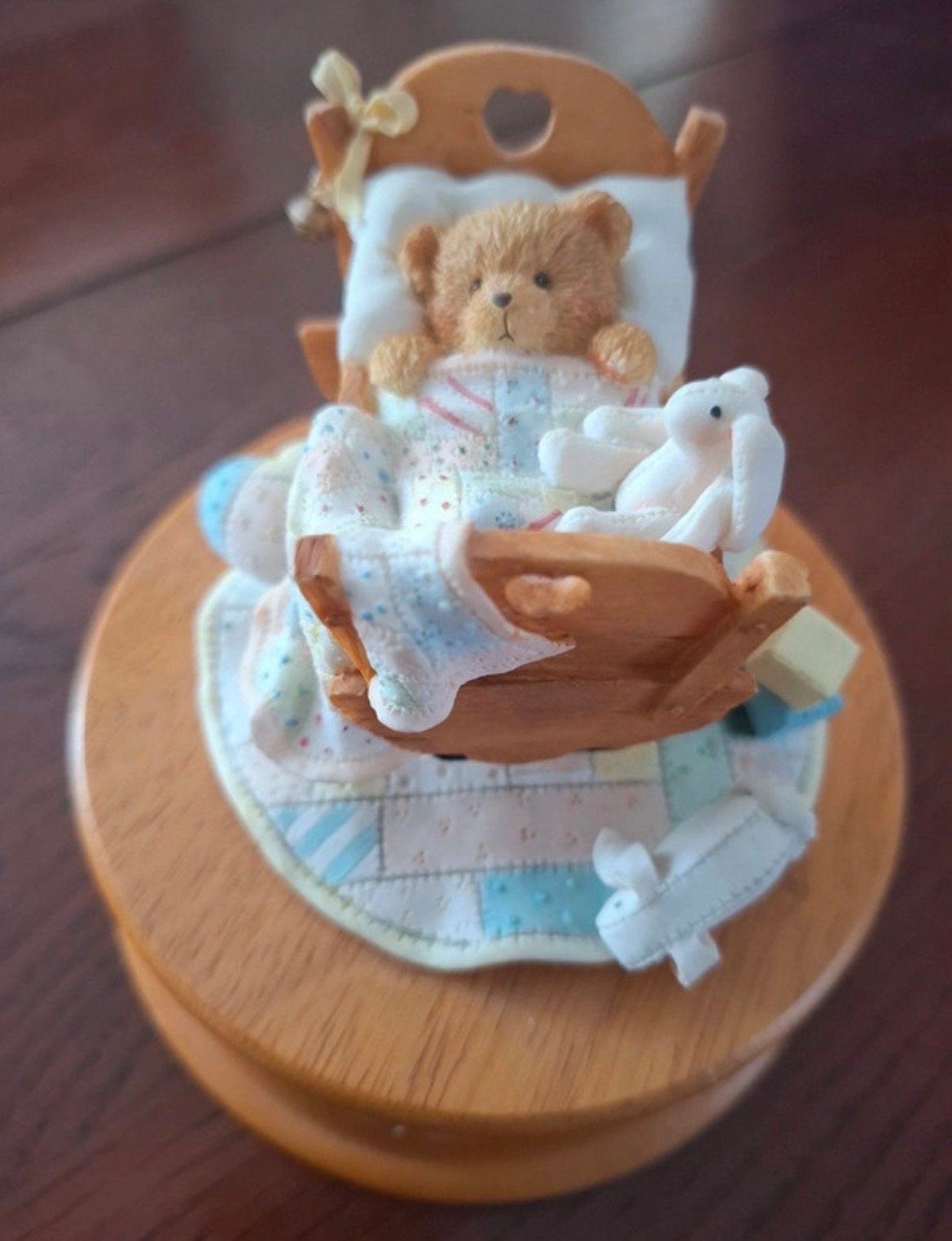 Cherished Teddies Muziekdoos "Cradled With Love" 1992, Verzamelen, Ophalen of Verzenden, Gebruikt, Beeldje, Cherished Teddies