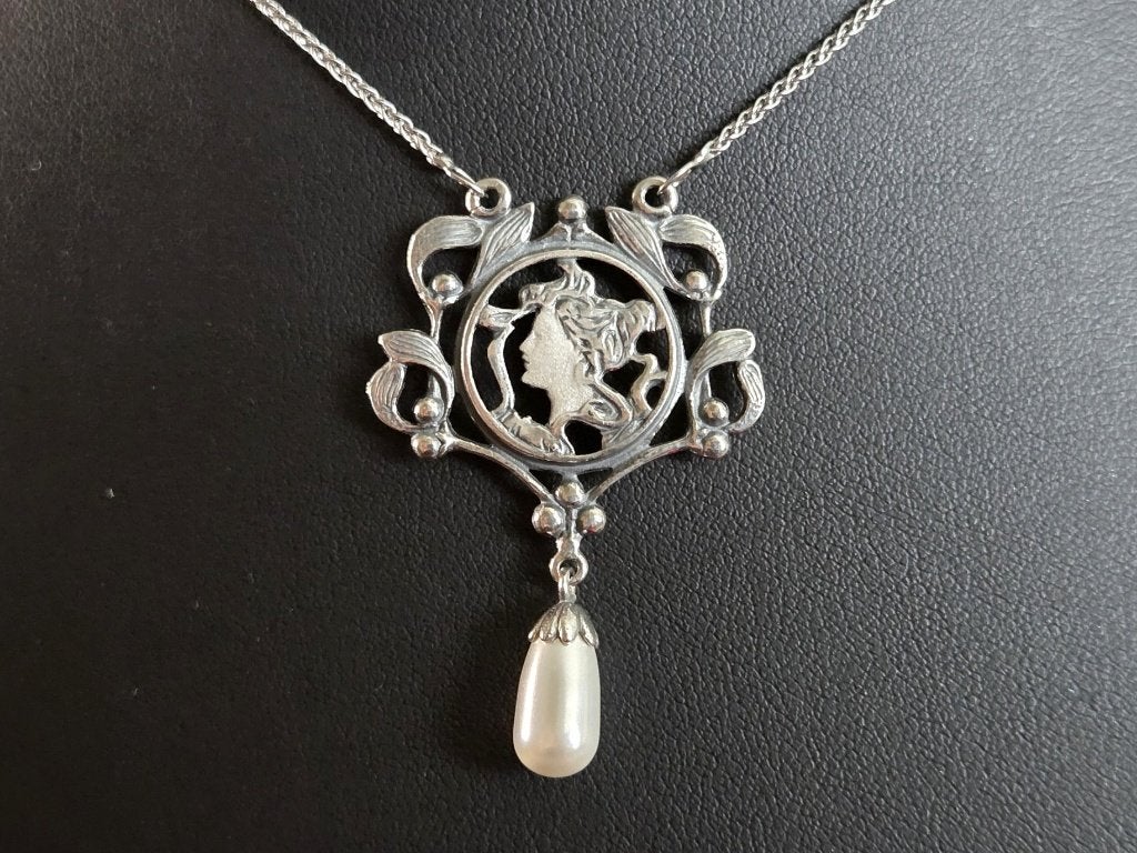 Zilverenketting met Sara Bernhardt hanger en parel. 2026/462, Met hanger, ., Nieuw, Ophalen of Verzenden