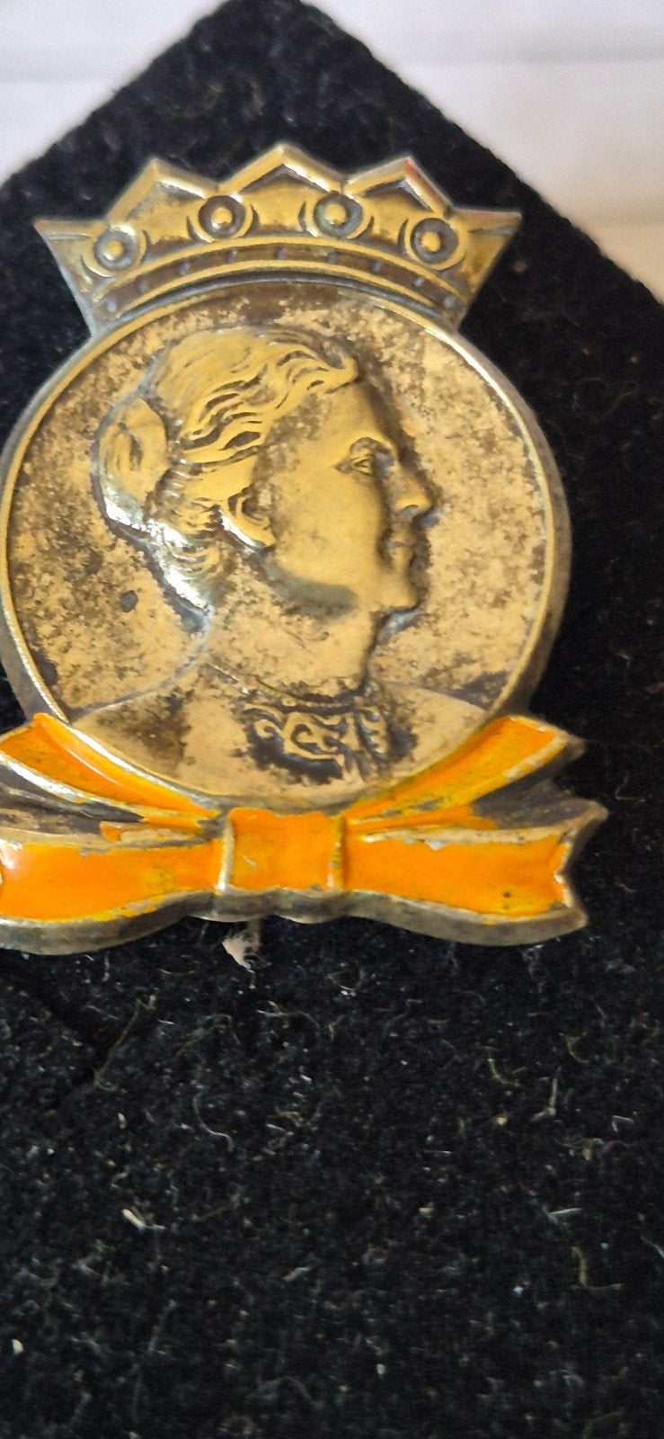 Zilver kleurig speldje van Koningin Wilhelmina, Ophalen of Verzenden, Zo goed als nieuw, Speld(je) of Lepel(tje)
