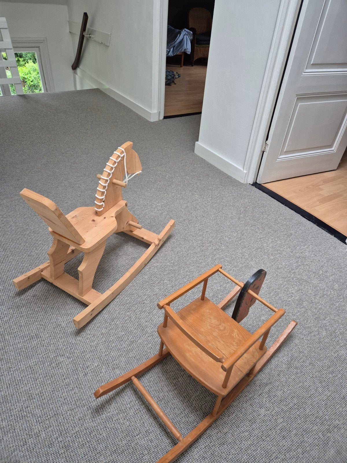 Degelijke houten hobbelpaarden voor peuters - 2 stuks, Kinderen en Baby's, Speelgoed | Houten speelgoed, Ophalen of Verzenden