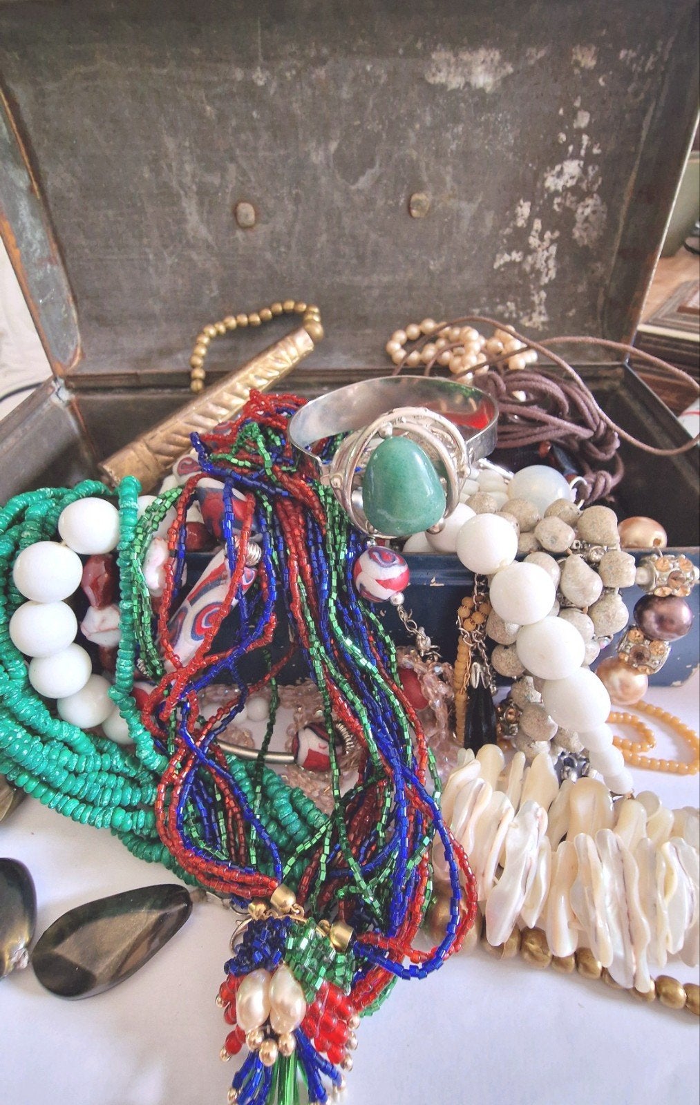 vintage kistje met kettingen., Ophalen of Verzenden, Overige kleuren, Overige materialen