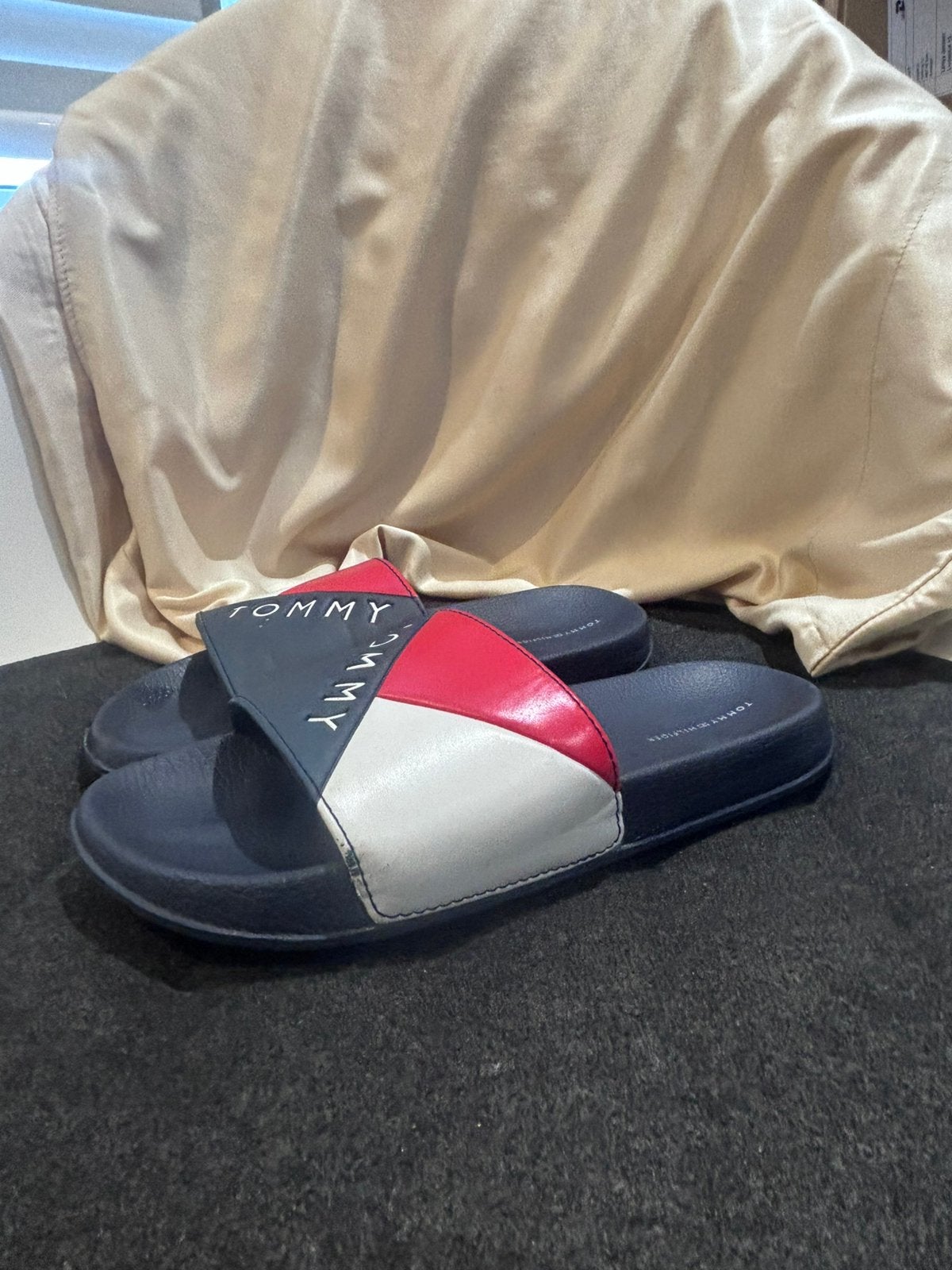 Tommy Hilfiger Slippers - Comfortabel en Stijlvol, Kleding | Dames, Ophalen of Verzenden, Gedragen, Blauw, Slippers