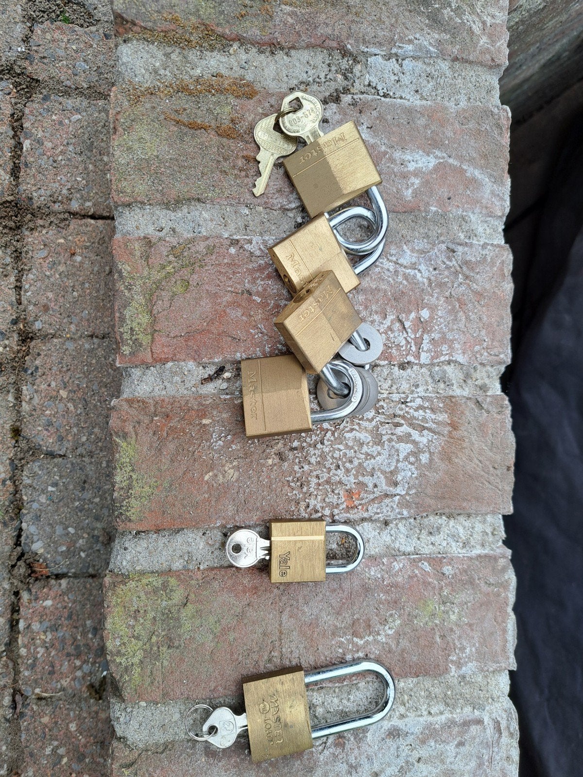 Set van  6 Master en Yale hangsloten met sleutels, Ophalen of Verzenden, Gebruikt, Koper of Messing, Slot