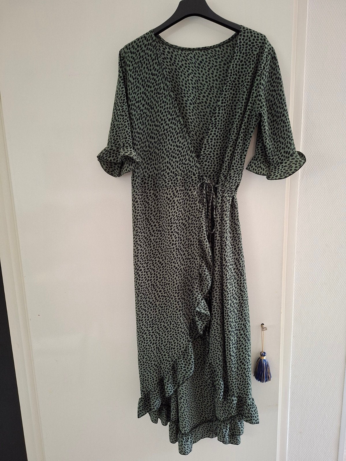 Groene wikkeljurk met stippenprint - Maat L, Maat 42/44 (L), Ophalen of Verzenden, Zo goed als nieuw, Onder de knie
