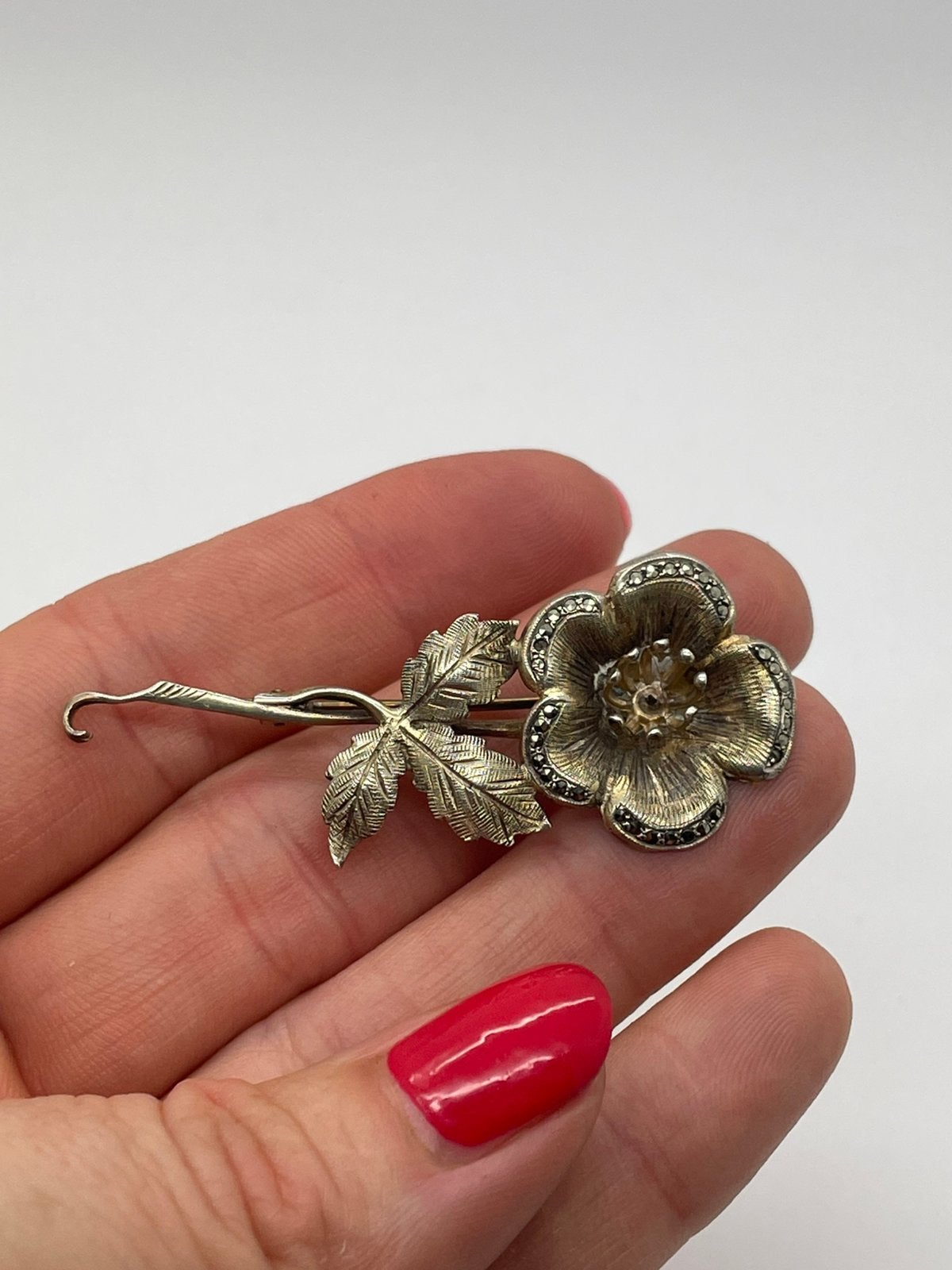 E386 Prachtige zilveren bloem broche met markasiet, Ophalen of Verzenden, Zilver, Broche, Verguld