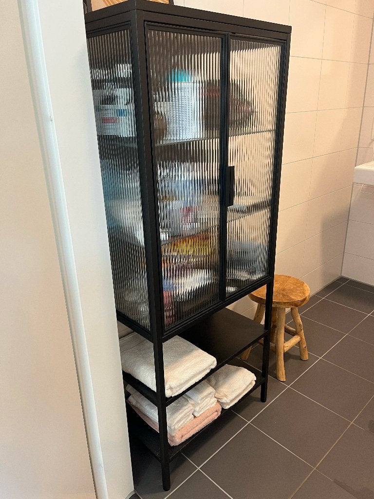 IKEA MOSSJON stalen vitrinekast met geribbeld glas, Ophalen, Met deur(en), Modern, Industrieel, 100 tot 150 cm