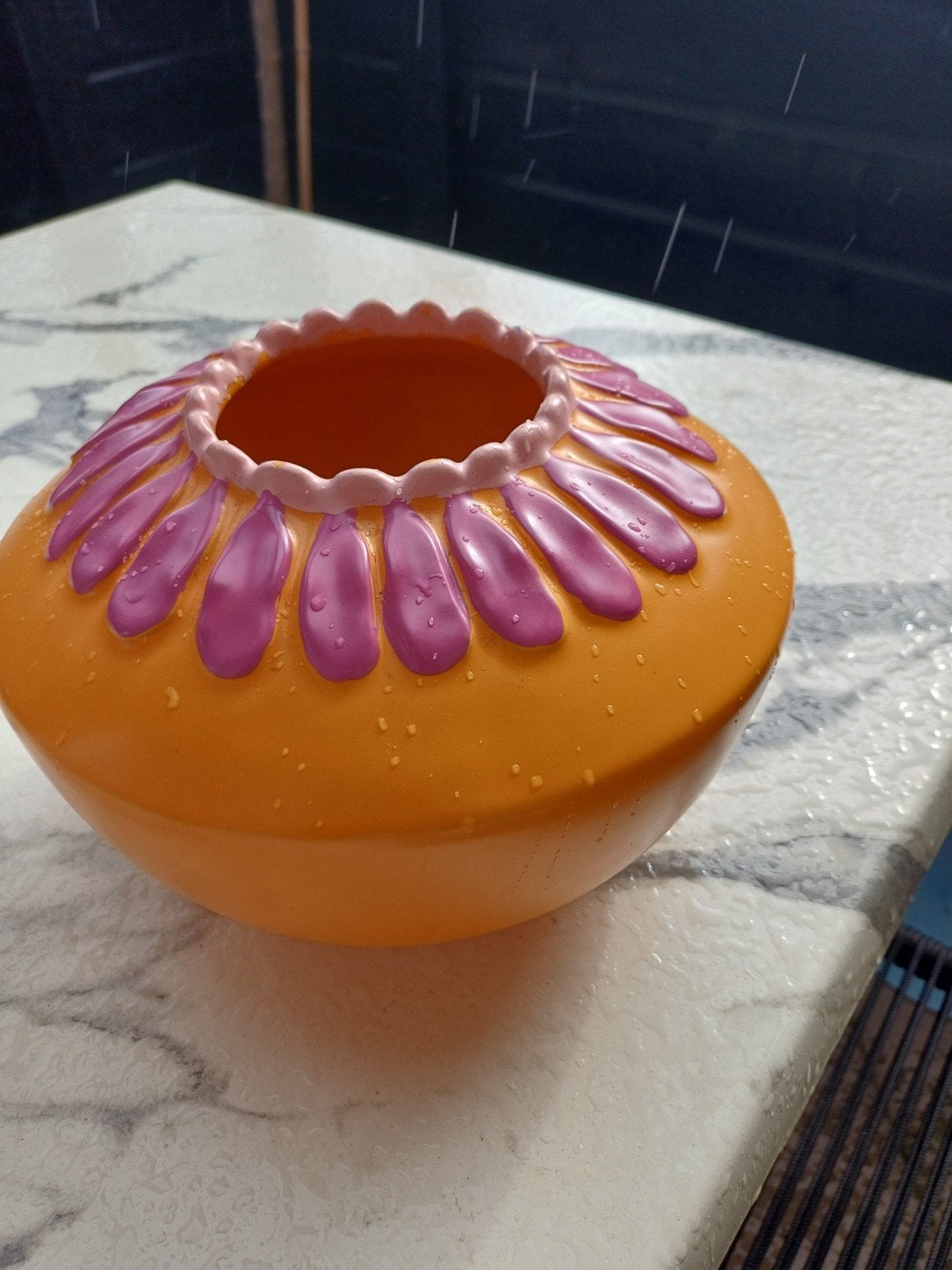 Oranje vaas met paarse bloemblaadjes, Huis en Inrichting, Woonaccessoires | Vazen, Ophalen, Oranje