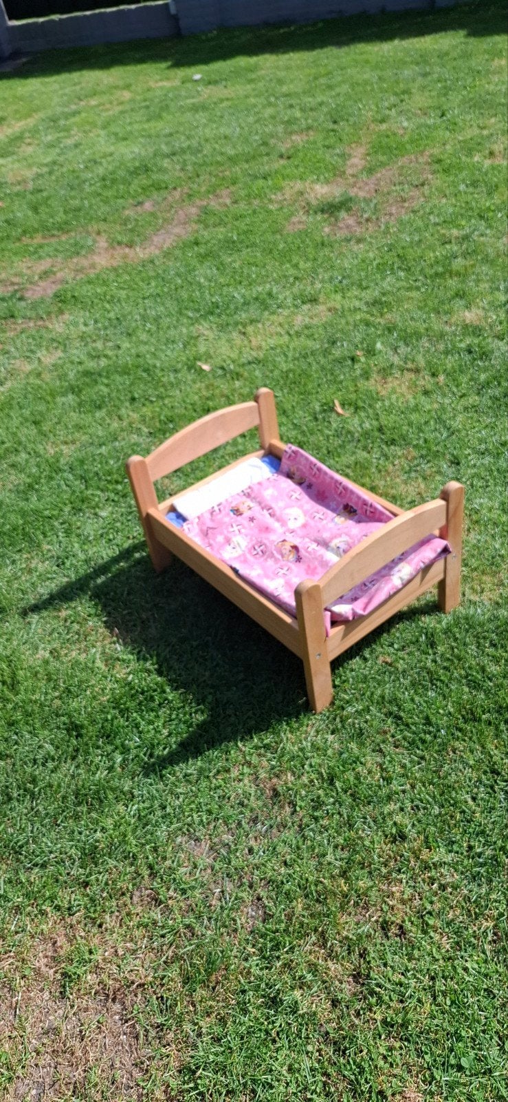 Houten poppenbedje met roze dekentje, Kinderen en Baby's, Speelgoed | Poppen, Ophalen of Verzenden, Zo goed als nieuw, Babypop
