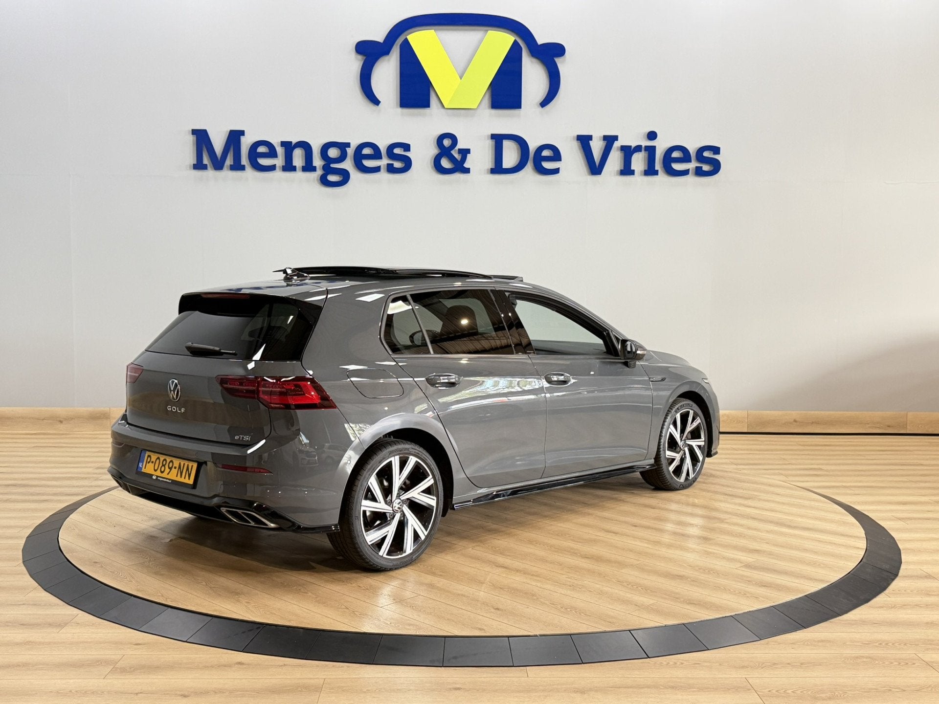 Volkswagen Golf 1.5 eTSI R-Line Business+ Panorama | Camera, 4 cilinders, Alcantara, Origineel Nederlands, Bedrijf