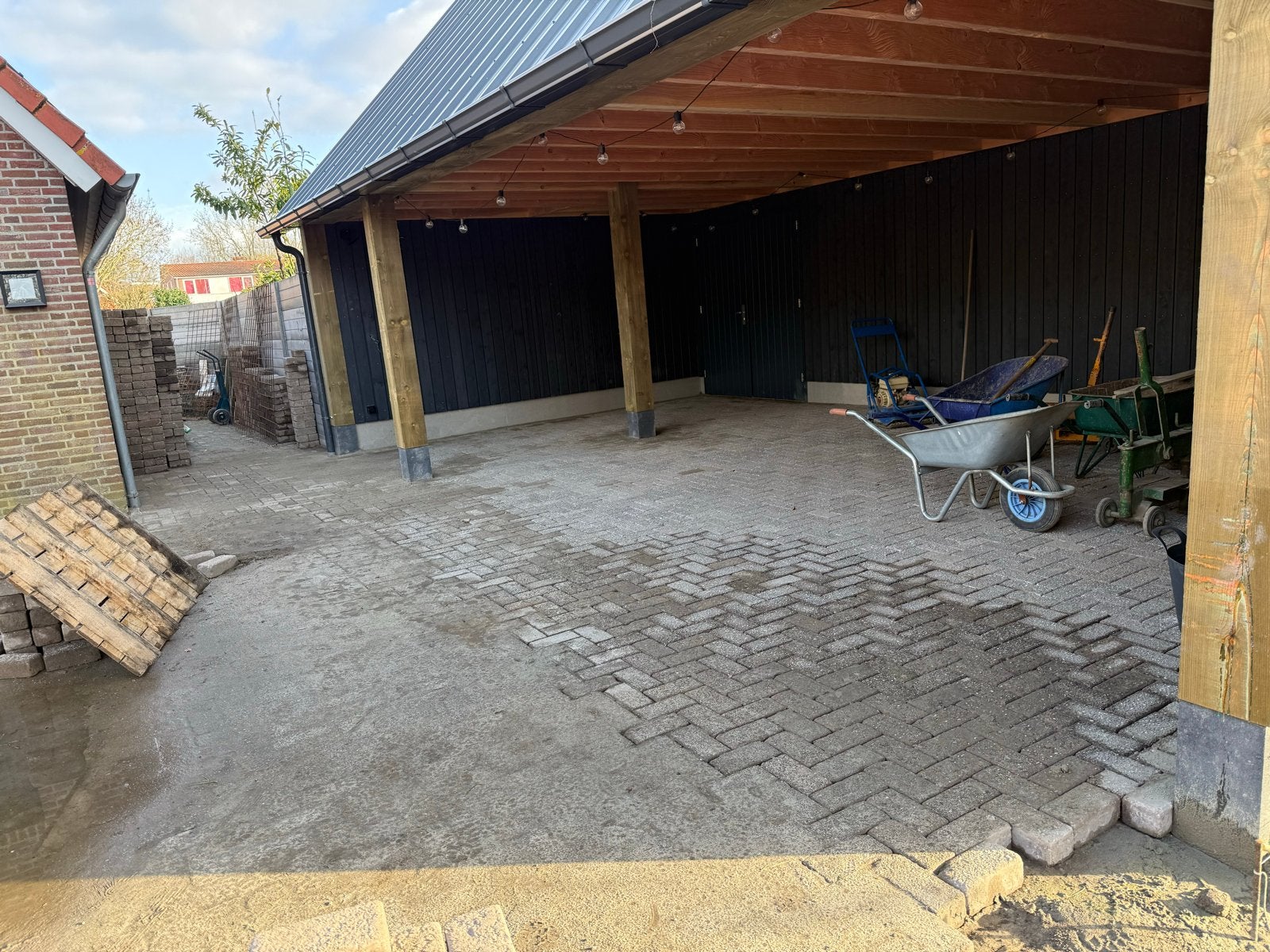 Ca. 12m2 betonklinkers rood/paars 8 duims, Gebruikt, Klinkers, Ophalen of Verzenden, 10 m² of meer