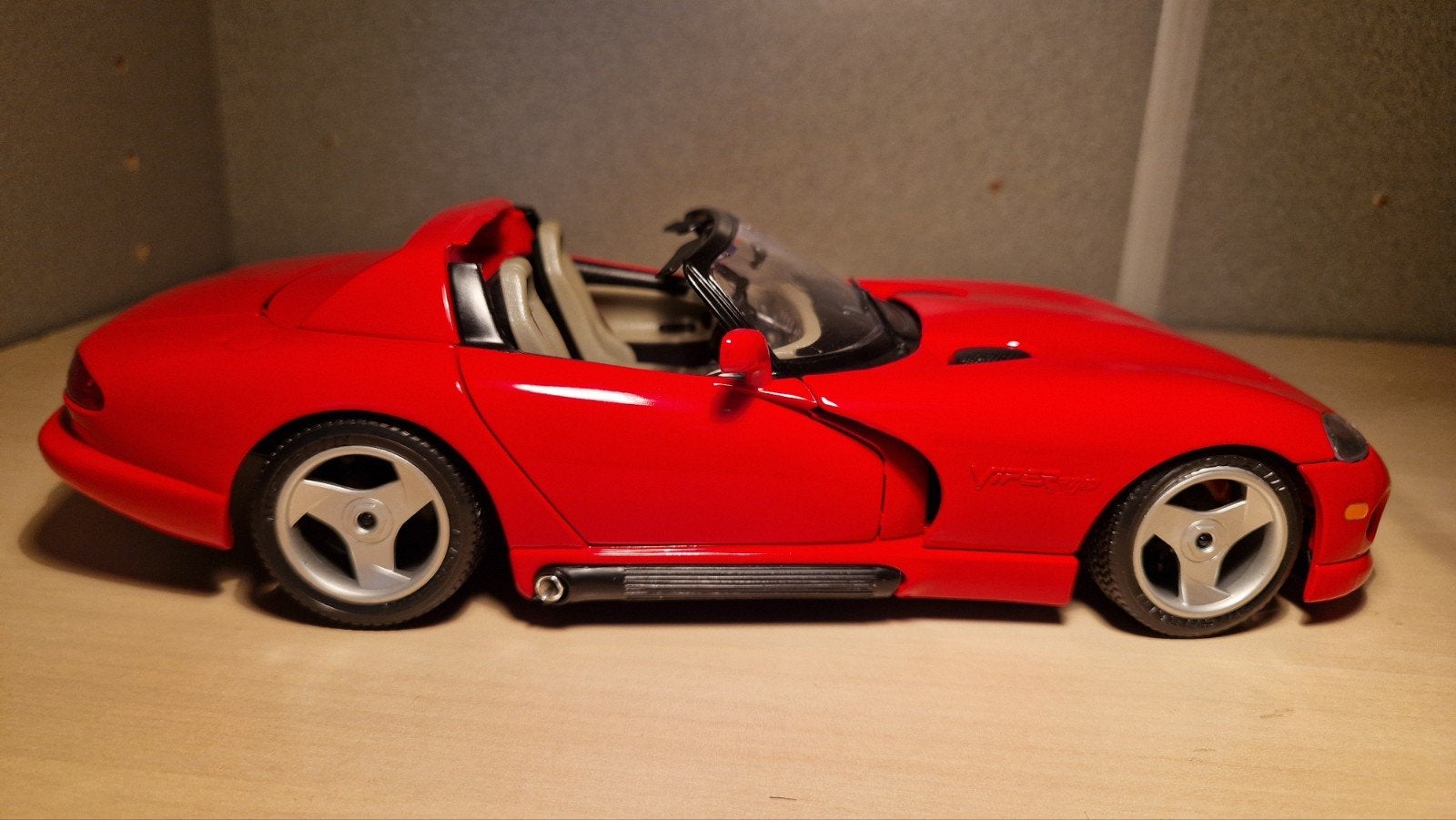 Burago Dodge Viper RT/10 Schaalmodel 1:18 Rood, Ophalen of Verzenden, Zo goed als nieuw, Auto, Overige merken