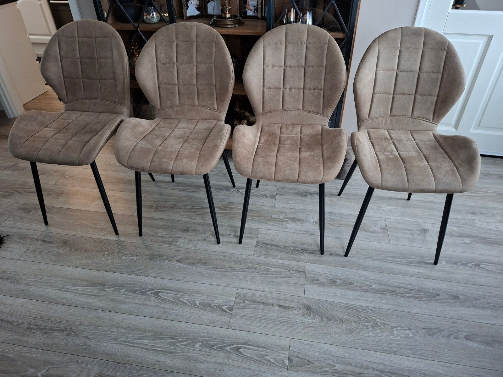 Goossens 4x suède stoelen, taupe, Ophalen, Overige kleuren, Modern, Industrieel, Zo goed als nieuw