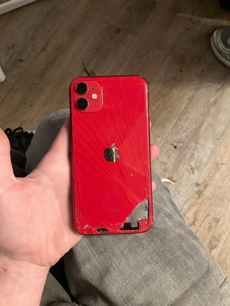 Rode iPhone 11 met veel schade, Telecommunicatie, Mobiele telefoons | Apple iPhone, 64 GB, Niet werkend, Rood, IPhone 11