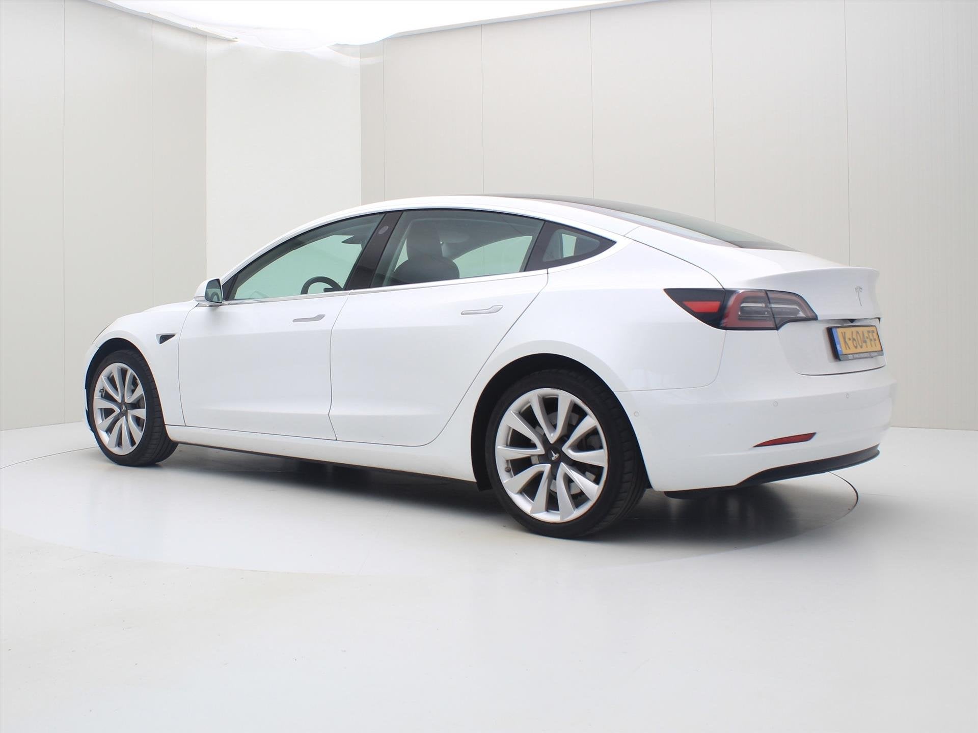 Tesla Model 3 Standard RWD Plus [ LFP-ACCU+AUTOPILOT+19 INCH, Automaat, Achterwielaandrijving, Gebruikt, Zwart
