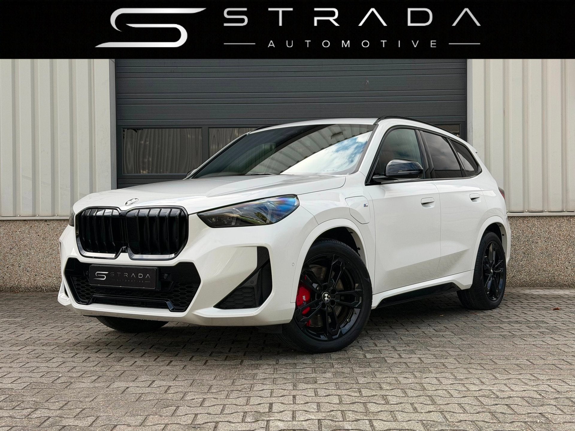BMW X1 xDrive30e M Sport Pro | 326PK | Korallrot M Sportinte, Dealer onderhouden, 1935 kg, Wit, 42 km/l