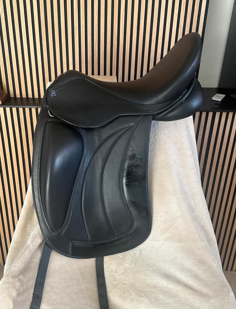 Arno Brandt dressuurzadel 17,5inch, zo goed als nieuw., Dieren en Toebehoren, Paarden en Pony's | Zadels, Ophalen, Zo goed als nieuw