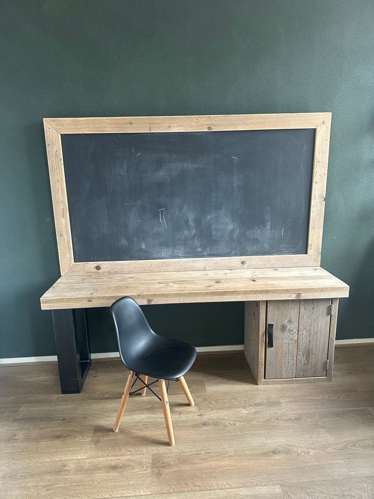 Steigerhouten kinderbureau met krijtbord en opbergruimte, Huis en Inrichting, Ophalen, Opbergruimte, Hout, Kinderbureau