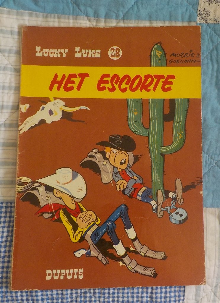 Lucky Luke 28 - Het escorte (Dupuis) 1977, Gelezen, Eén stripboek, Ophalen of Verzenden, Morris & Goscinny
