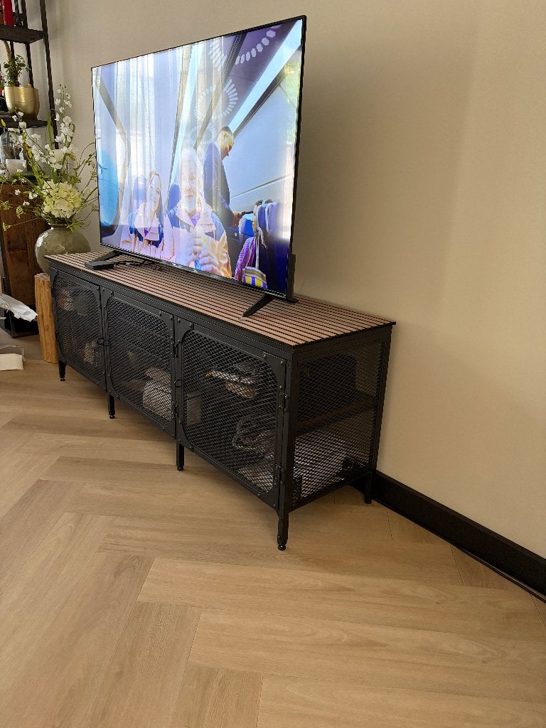 Nette Tv kast Tv meubel Ikea FJÄLLBO metaal 3 deuren €60, Ophalen, 100 tot 150 cm, Zo goed als nieuw, Minder dan 100 cm
