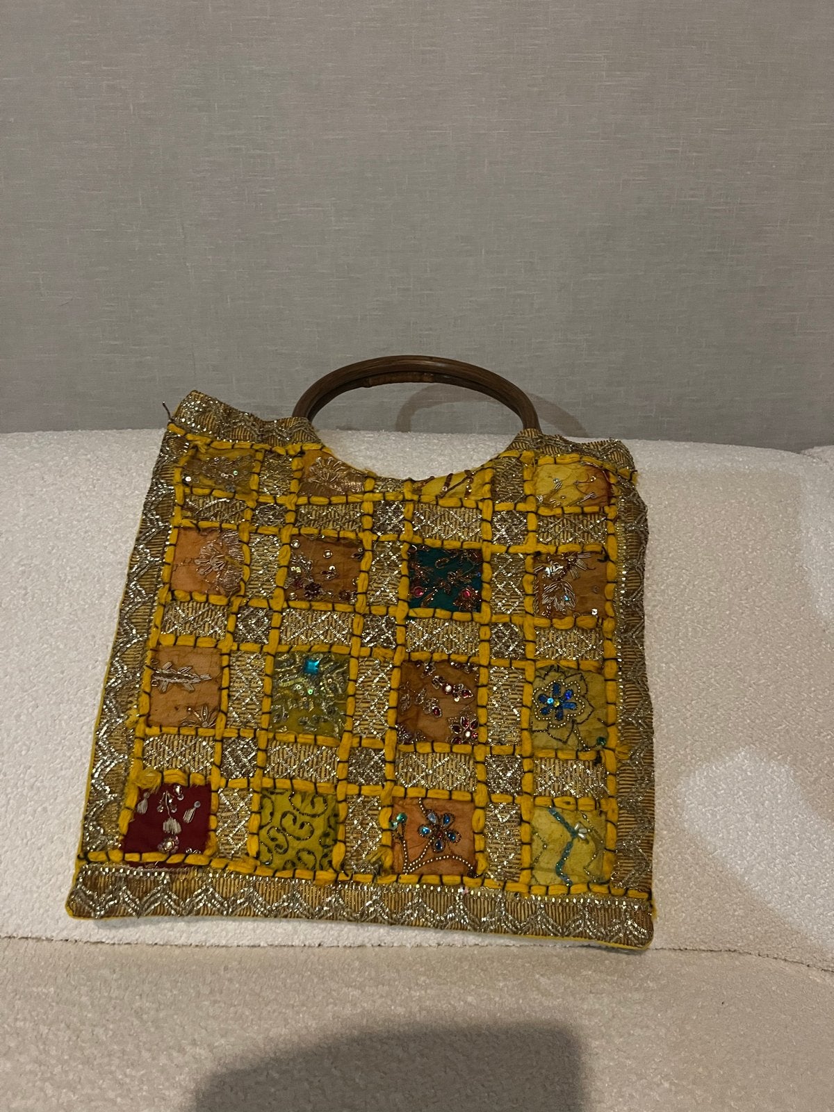 Nieuwe Indiase handtas met kralen en borduursels, Ophalen of Verzenden, Nieuw, Geel, Handtas