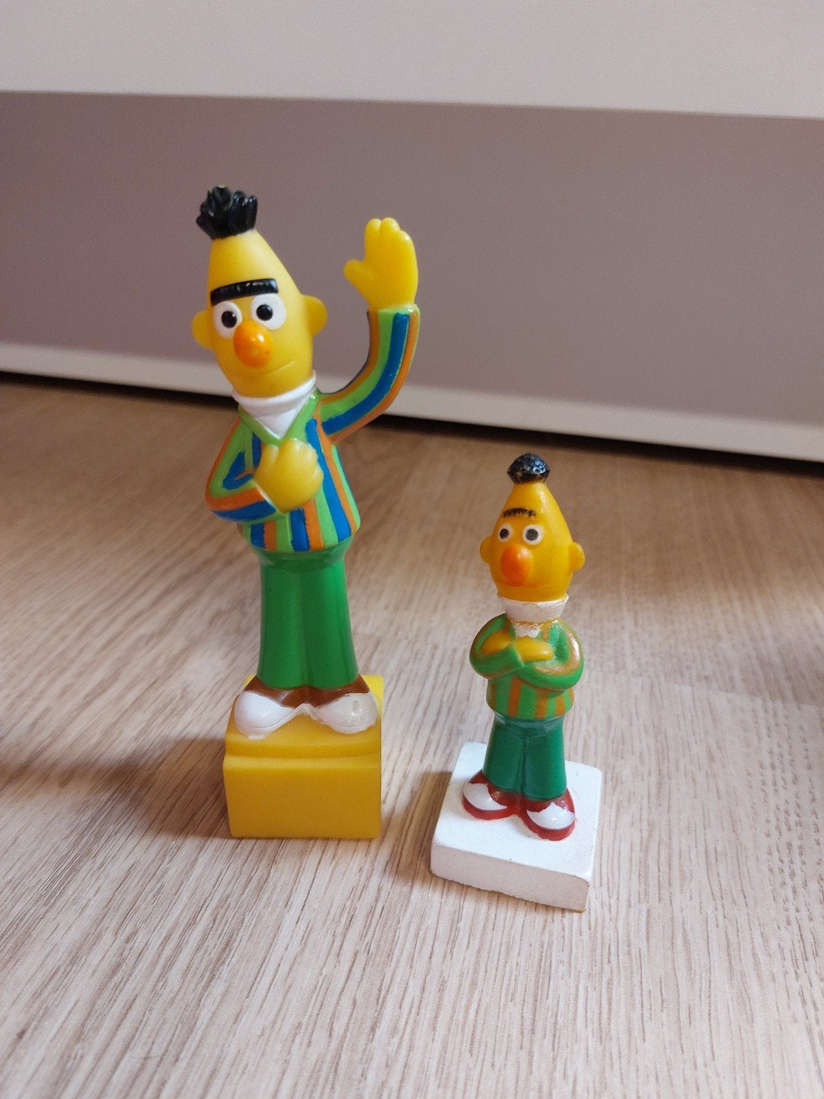 2x Bert poppetje op standaard Sesamstraat, Verzamelen, Poppetjes en Figuurtjes, Ophalen of Verzenden