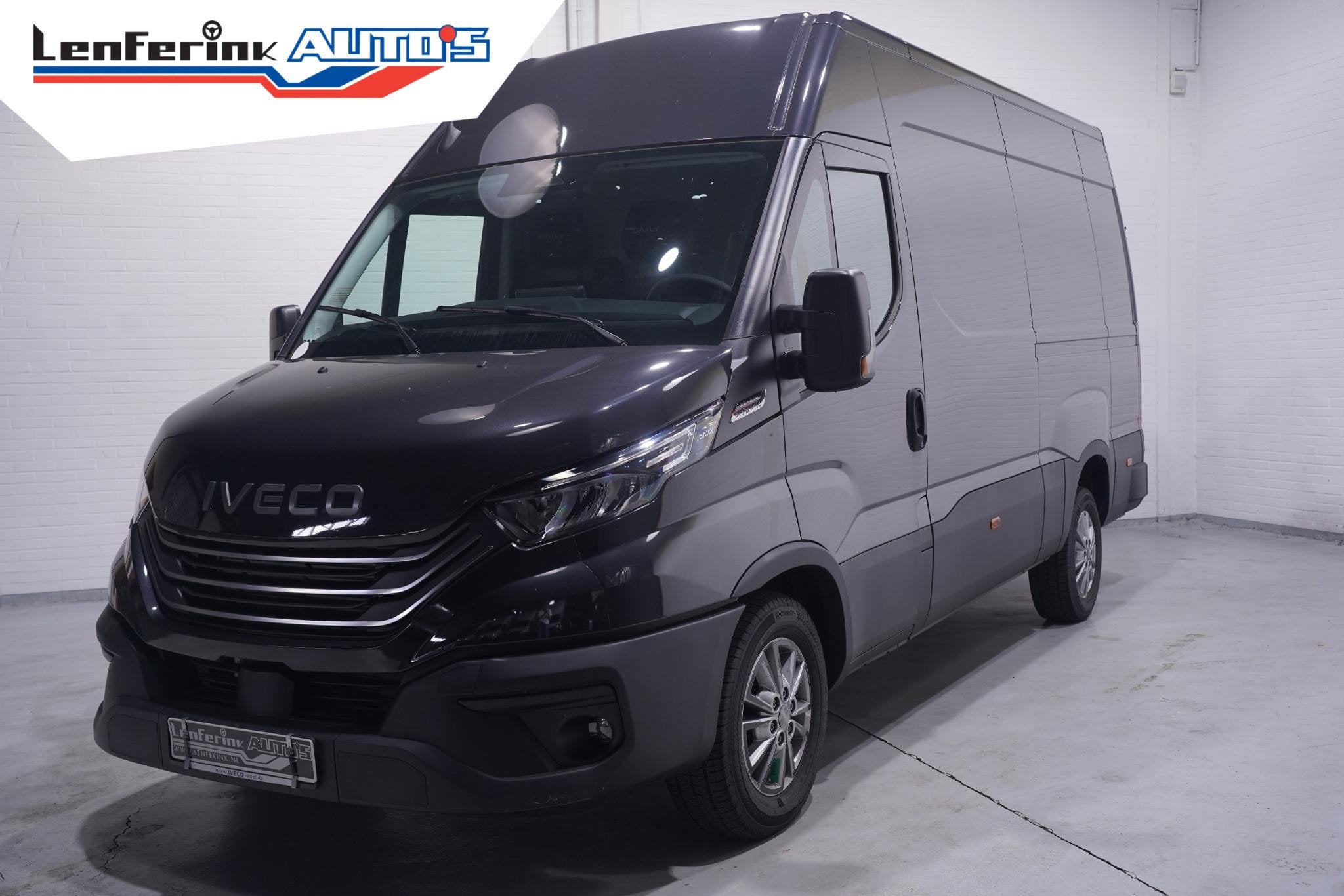 Iveco Daily 35S21 210 pk L2H2 Aut. Ook als 180 pk op voorraa, Auto's, Bestelauto's, Automaat, Gebruikt, Zwart, 4 cilinders