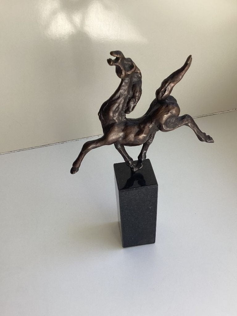bronzen beeld paard op smalle zuil, Verzamelen, Ophalen of Verzenden, Zo goed als nieuw, Dier