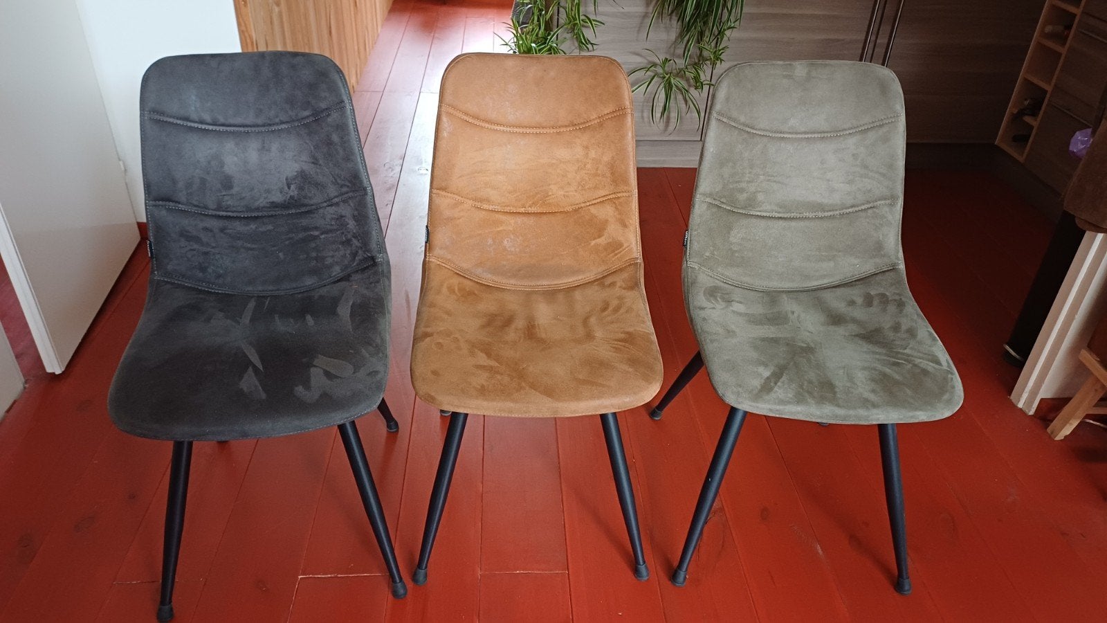 Foto 3 van Robuuste eethoek met tafel en 6 stoelen in 3 kleuren