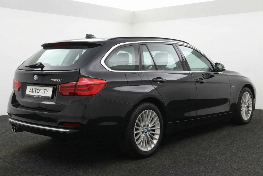 BMW 3 Serie touring 320 i Luxury Line Purity Pano l Leder l, Auto's, BMW, Automaat, 1998 cc, Gebruikt, Euro 6