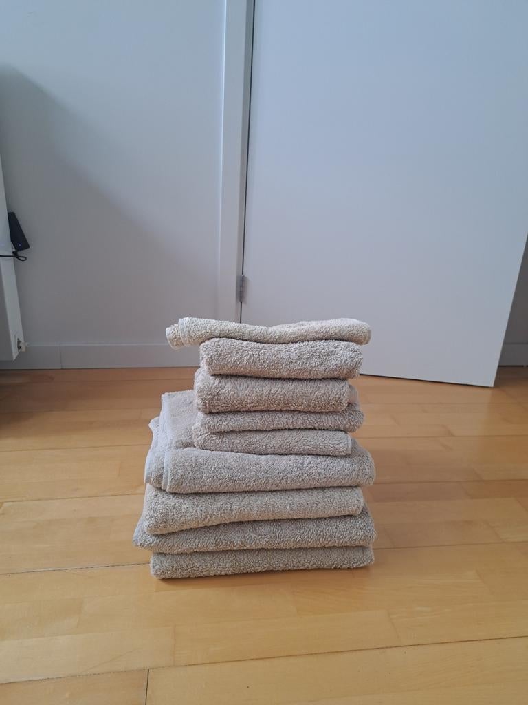 Set beige handdoeken van de Bijenkorf (9 stuks), Huis en Inrichting, Badkamer | Badtextiel en Accessoires, Ophalen, Nieuw, Handdoek