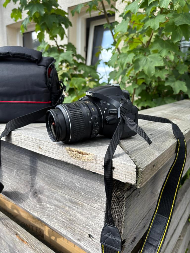 Nikon D5200 met 18-55mm lens, tas, SD kaart en oplader, Audio, Tv en Foto, Fotocamera's Digitaal, Ophalen of Verzenden, Zo goed als nieuw