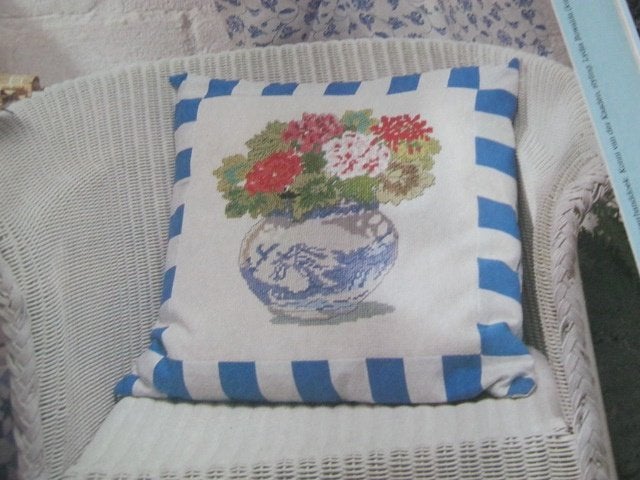 Borduurpatroon  Bloemen  in blauwe vaas  nr 6010, Verzenden, Nieuw, Handborduren, Patroon