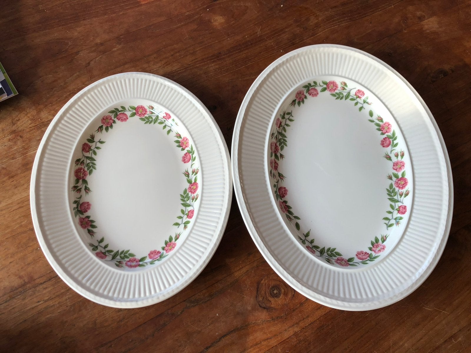 Wedgwood rosalind ovaal schaal 30cm & 35cm, Ophalen of Verzenden, Zo goed als nieuw, Porselein, Schaal of Schalen