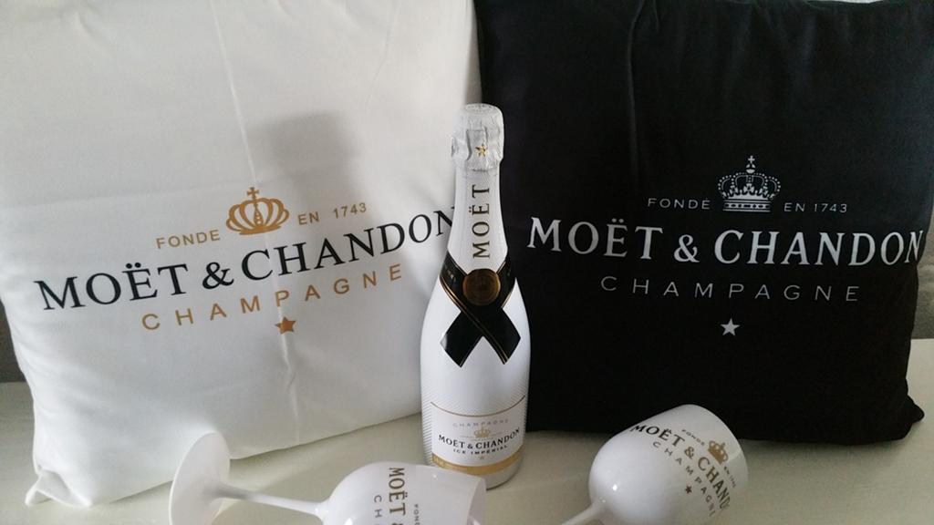Velours kussenhoesjes van MOËT & CHANDON ‼️, Huis en Inrichting, Woonaccessoires | Kussens, Ophalen of Verzenden, Nieuw, Zwart