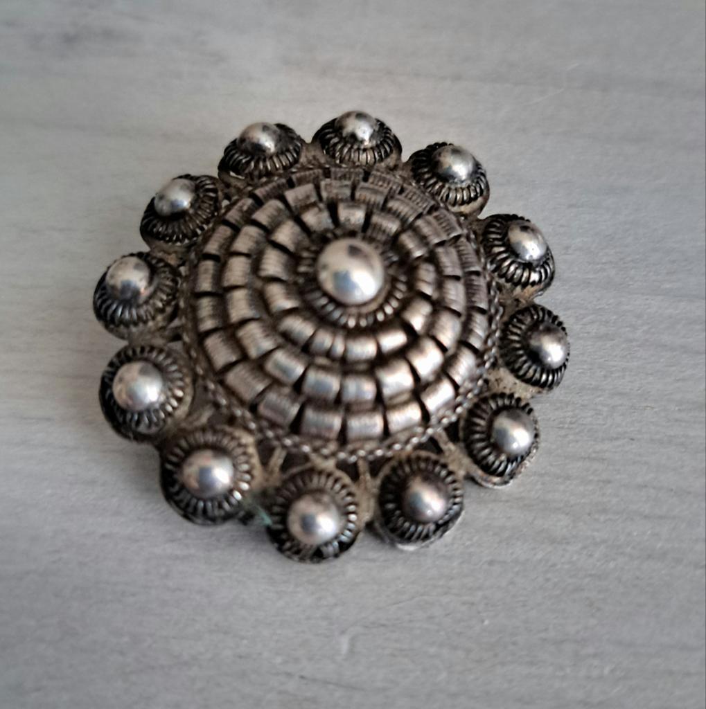Vintage Zilverkleurige Broche - Bloem Design, Sieraden, Tassen en Uiterlijk, Broches, 4 tot 7 cm, Gebruikt, Ophalen of Verzenden