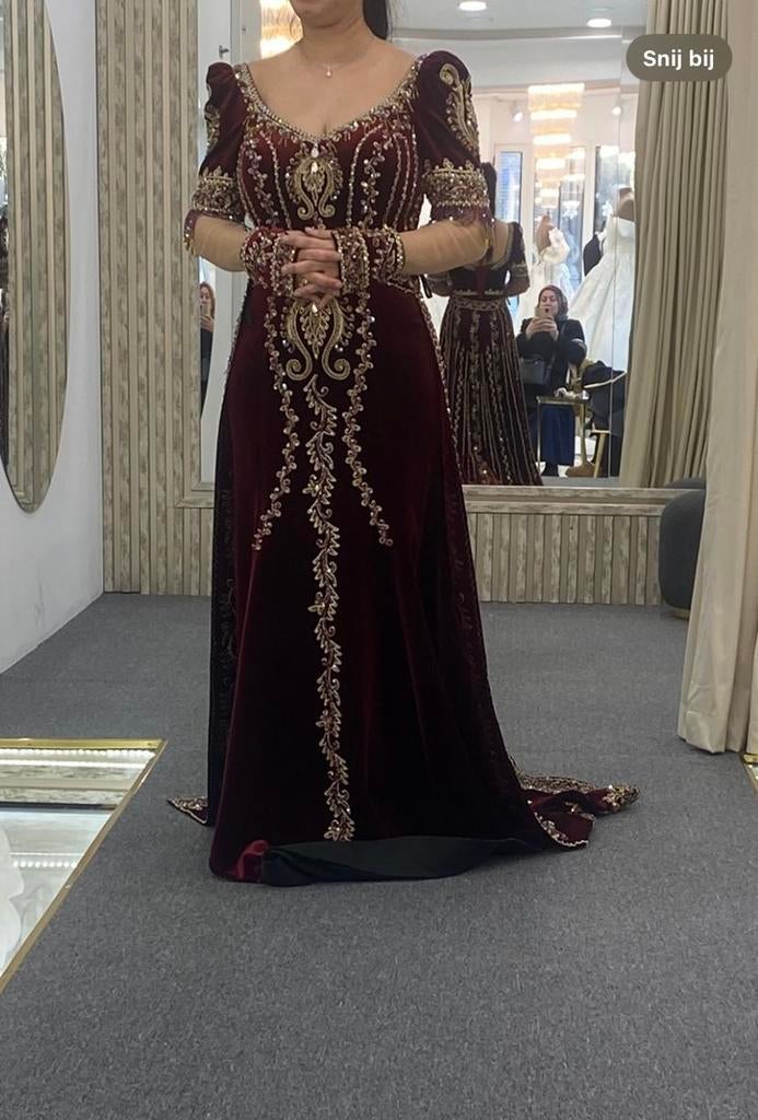 Prachtige bordeauxrode galajurk (Henna) gouden borduursels, Maat 38/40 (M), Galajurk, Ophalen of Verzenden, Zo goed als nieuw