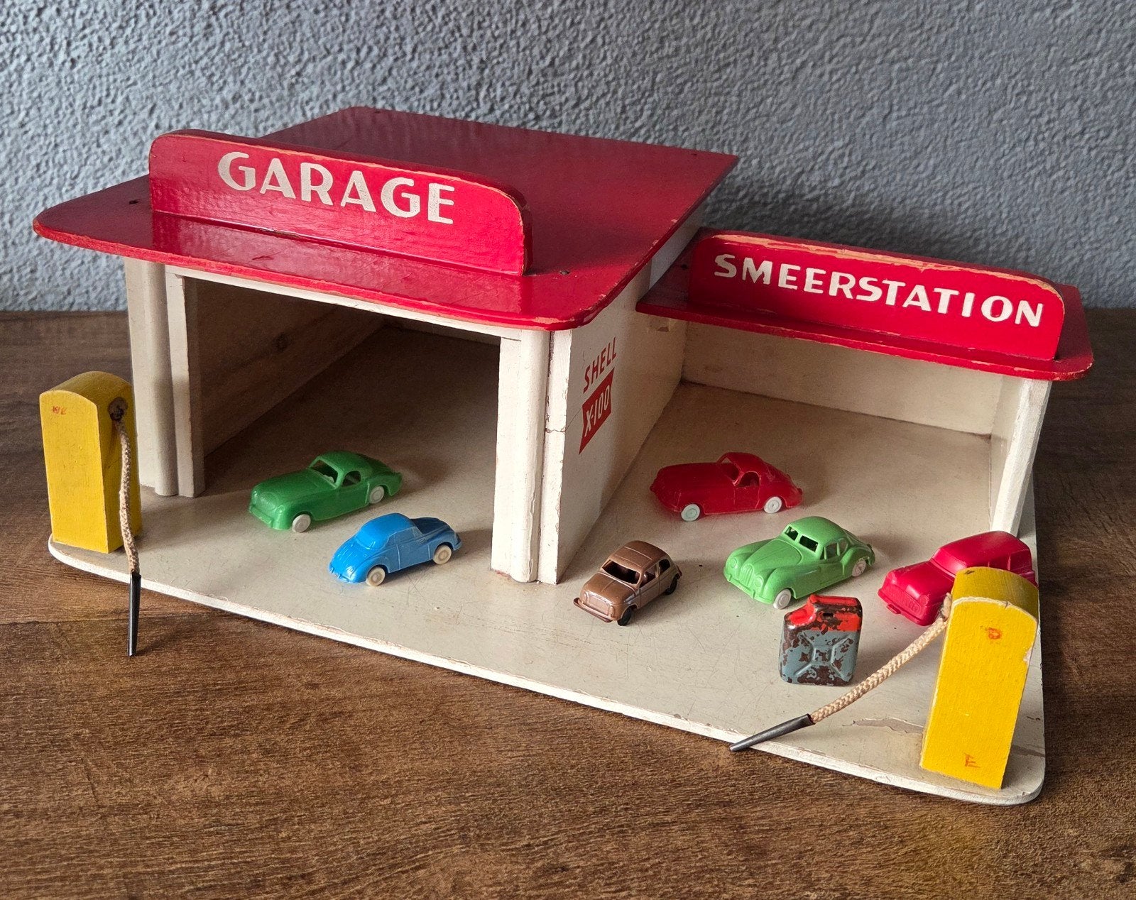 Foto 2 van Vintage Shell X-100 Speelgoedgarage uit 1955 met 6 auto's