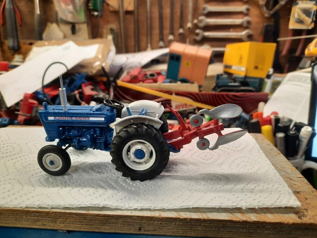 Ford 3000 met Cappon 1schaar ploeg.  Britains, Ophalen of Verzenden, Tractor of Landbouw, Britains