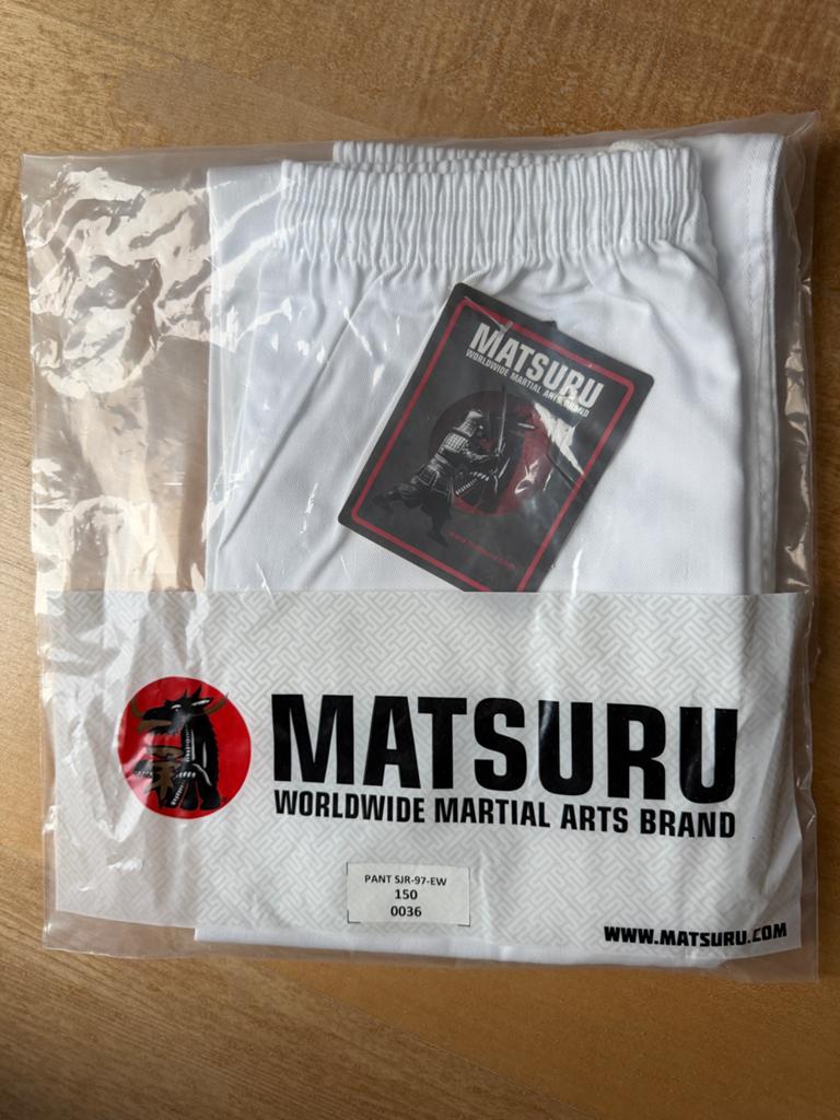 Nieuwe MatSURU Vechtsportbroek - Maat 150, Sport en Fitness, Overige, Nieuw, Ophalen of Verzenden, Vechtsportkleding