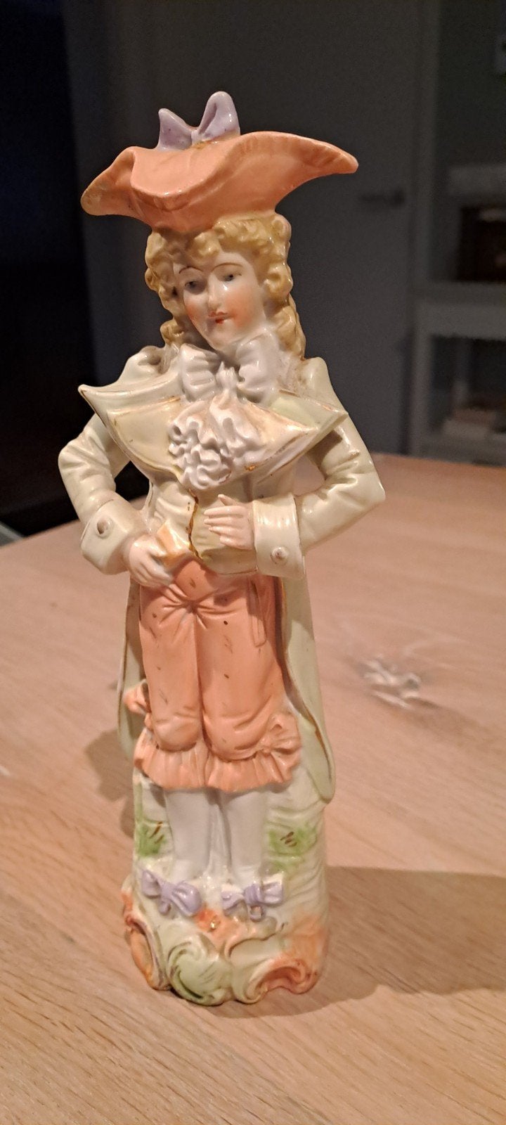 Antiek porseleinen beeldje van een man in Rococo stijl, Ophalen of Verzenden