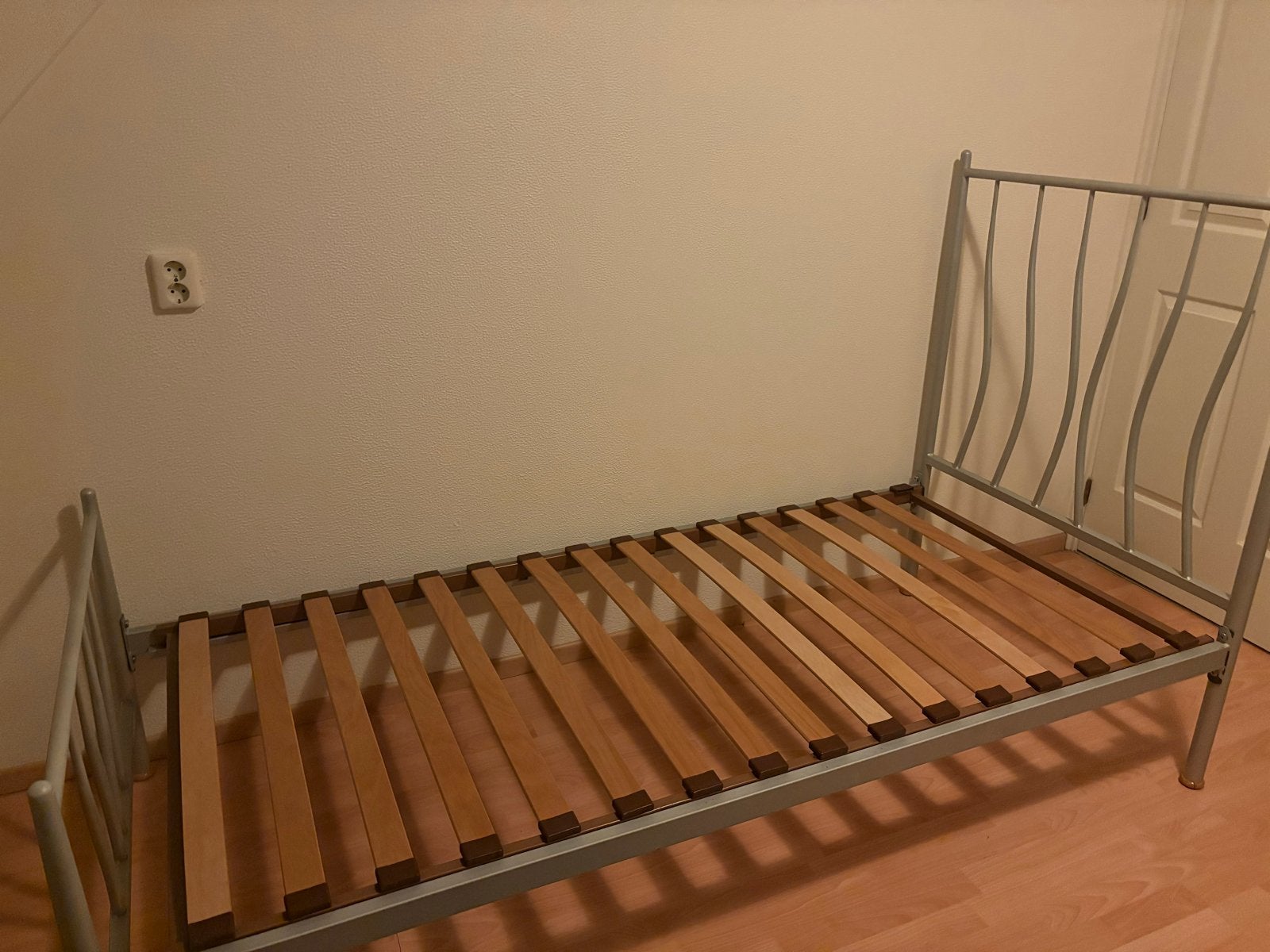 Eenpersoonsbed 90x200 met lattenbodem (mist 1 lat), Ophalen, Gebruikt, 90 cm, Eenpersoons