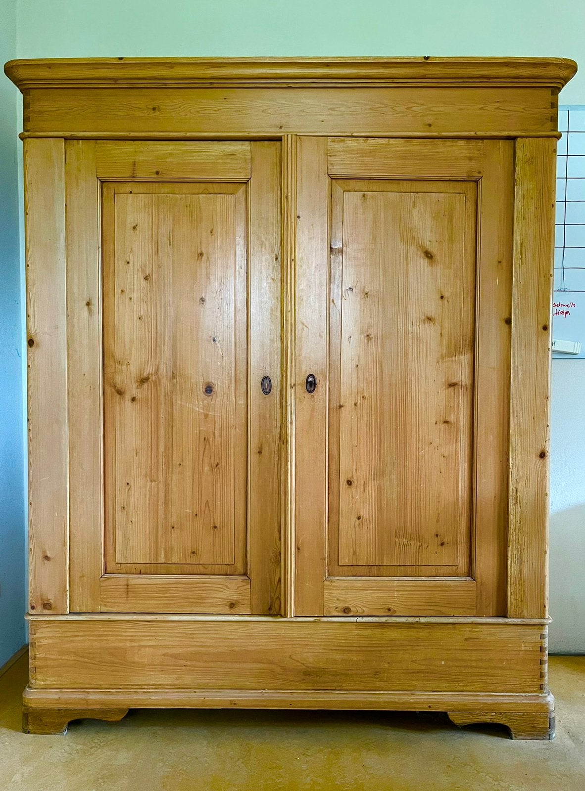 Strakke antieke Biedermeier-kast, Ophalen