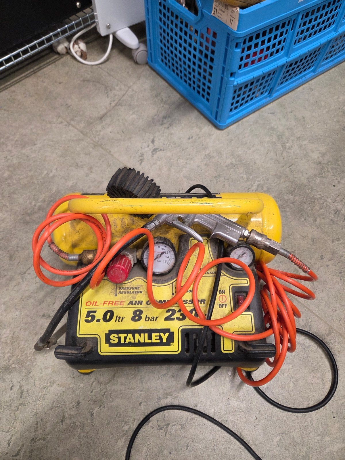 Stanley Olievrije Compressor 5.0L 8 bar, Doe-het-zelf en Verbouw, Gebruikt, 6 tot 10 bar, Ophalen of Verzenden, Minder dan 200 liter/min