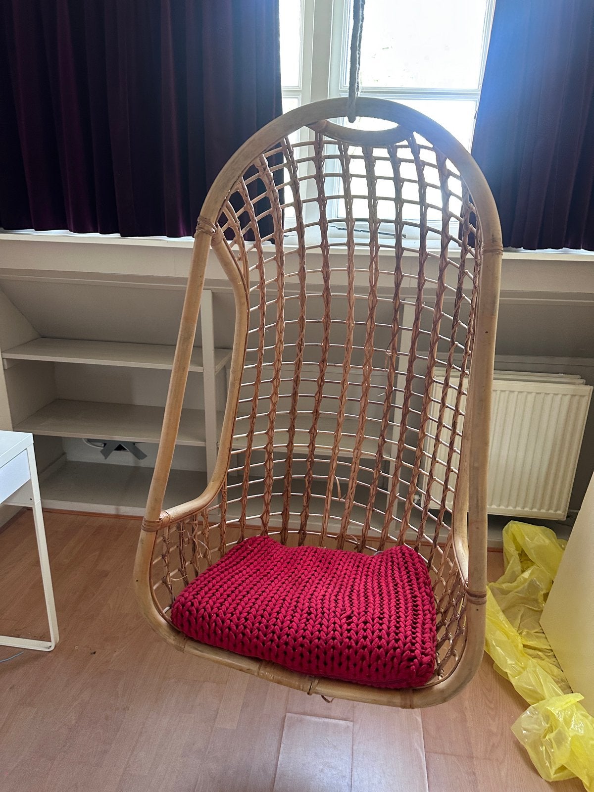 Rotan hangstoel met rood kussen, inclusief plafondhaak, Ophalen, Gebruikt, Overige kleuren, Riet of Rotan